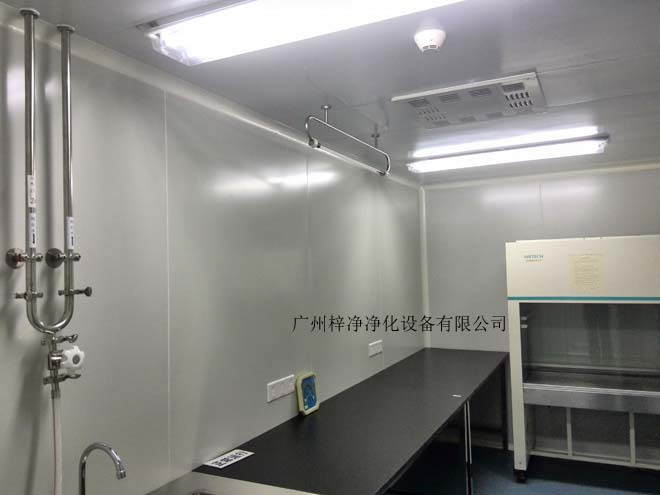 建造和使用洁净室能有效减少室内诱入、产生及滞留粒子。