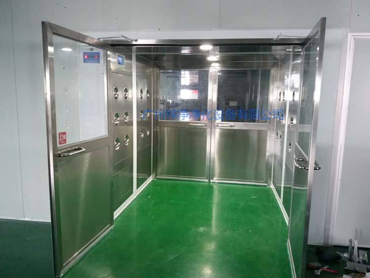 双开门货淋室前门打开,后门紧锁 防止洁净室与非洁净室空气对流。