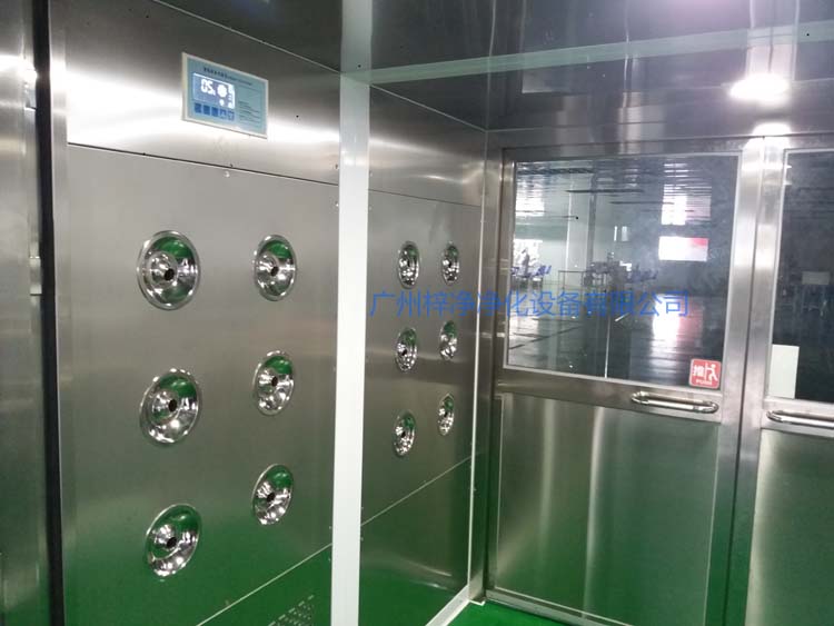 双开门货淋室工作区配智能控制器,方便人员使用操作。