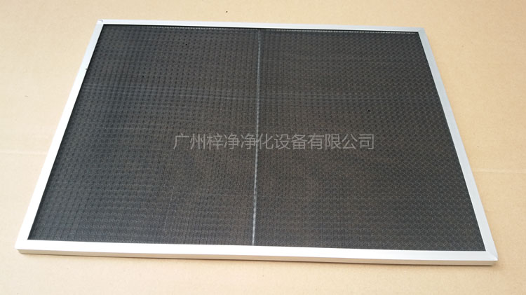 尼龙网初效过滤器骨架采用直径为6mm的铁丝焊接处理,目的防止过滤器变形。