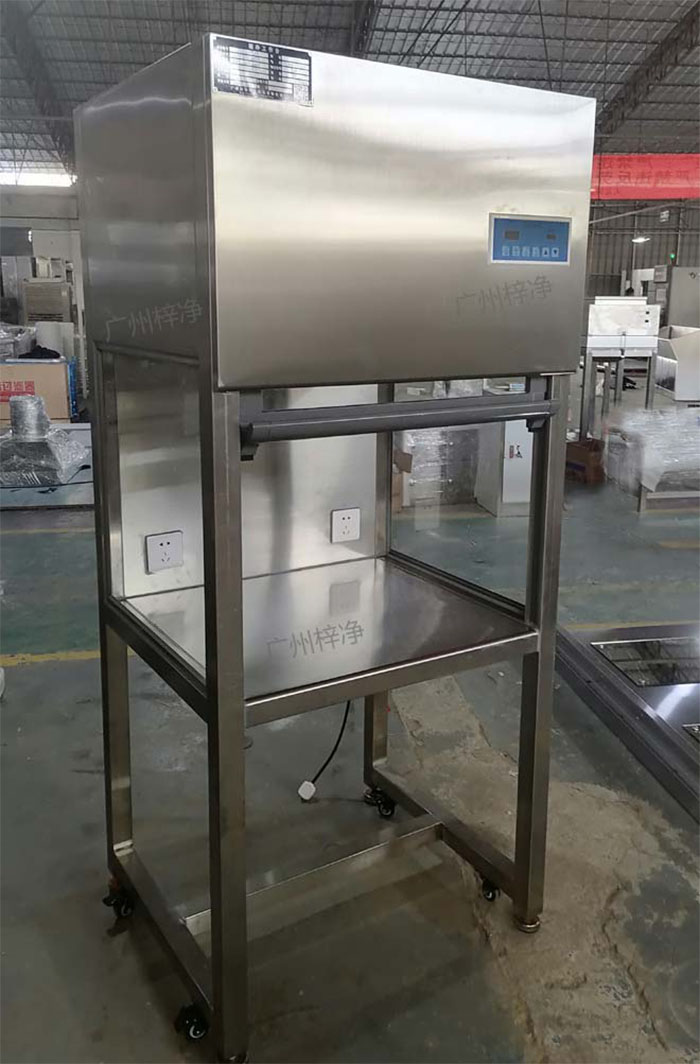 升降门超净工作台是采用单向空气流，室内空气经预初效过滤器进入静压箱，再经过高效空气过滤器，最后在操作区内形成高度洁净的单向空气流，是提供操作区高洁净度工作环境的理想设备。