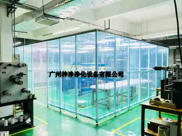 洁净棚应配备独立的FFU风机过滤单元送风系统，以保证室内空气质量。