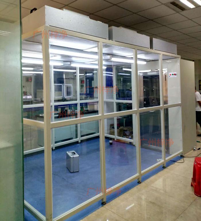 洁净棚FFU包括初级过滤器和高效过滤器，确保吸入和排出的空气达到相应的洁净度标准。