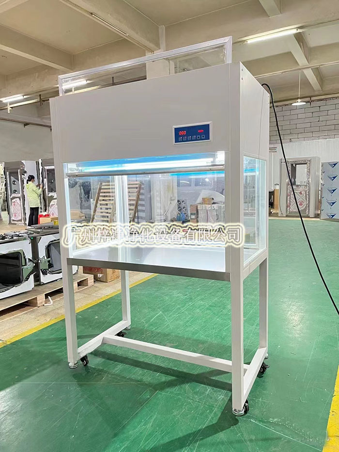 洁净工作台底部配备排风系统，通过高效过滤器净化后的空气从下而上流过洁净工作台台面，实现自净效果。